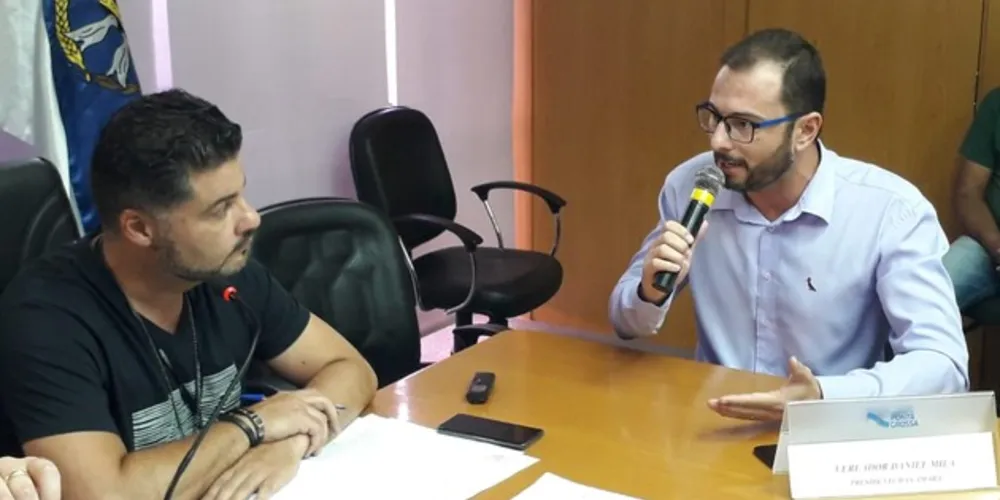 Marcelo Rangel concede entrevista coletiva neste momento, na Prefeitura, acompanhado de secretários e vereadores