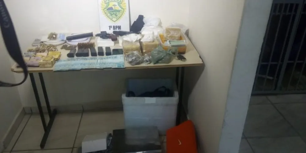 Entre os entorpecentes, segundo a PM, tem maconha, crack e cocaína. As armas são irregulares. Duas pessoas foram presas