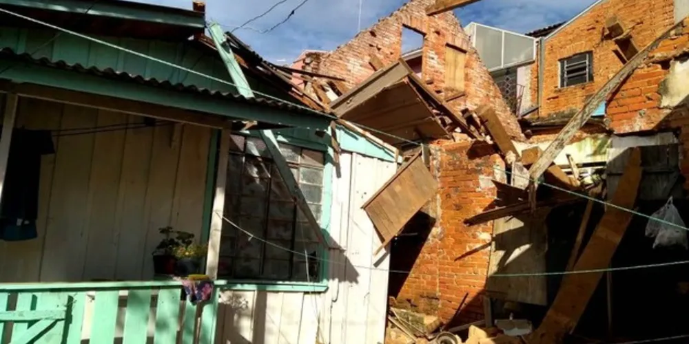 Moradores aguardam uma posição da perícia para saber se devem deixar o local