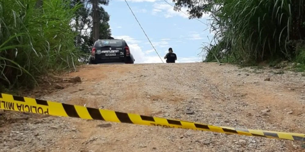 Na tentativa de se esconder, eles chegaram a invadir uma residência e render uma família na região