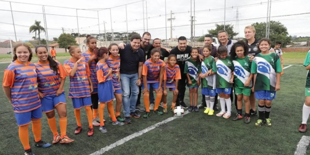 Vigésimo primeiro dos trinta campos públicos de futebol society do Projeto “Nosso Campinho” foi entregue fim de semana