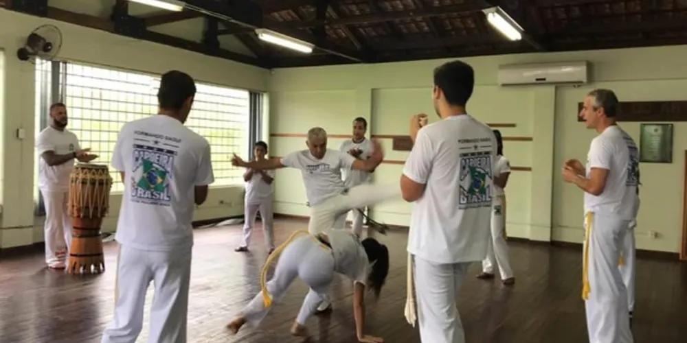 A aulas de capoeira são promovidas pelo assessor especial Indústria Artesanal, Comércio e Turismo e capoeirista, Klécius dos Santos Silva
