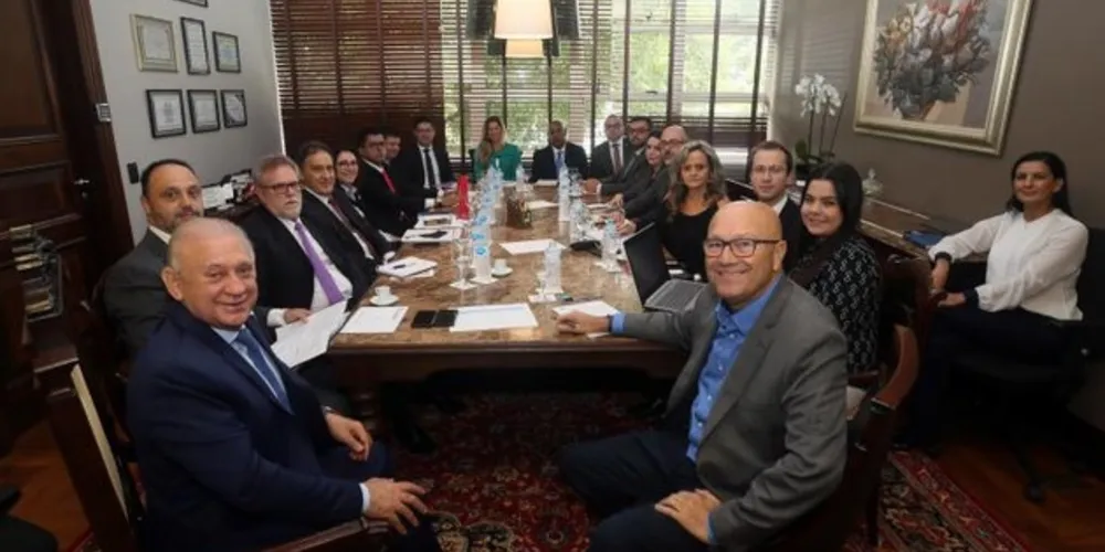 Reunião foi realizada na manhã de segunda-feira (11)