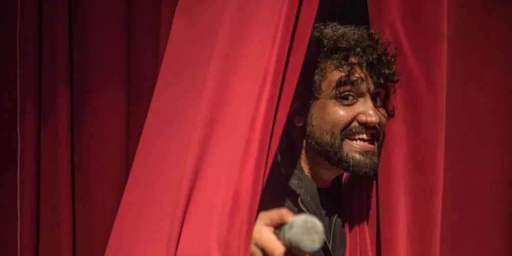 Comediante faz stand-up sobre ambiente corporativo