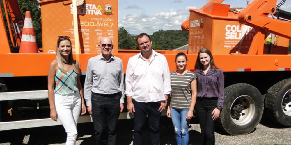 Estiveram presentes na entrega a secretária de Meio Ambiente de Teixeira Soares, Patricia Lima, Marcus Borsato, presidente do Grupo Philus, Lula Thomaz, prefeito da cidade e Juliana Belinoski, vice-prefeita e Heloisa Pontarolo, supervisora ambiental da Zero Resíduos