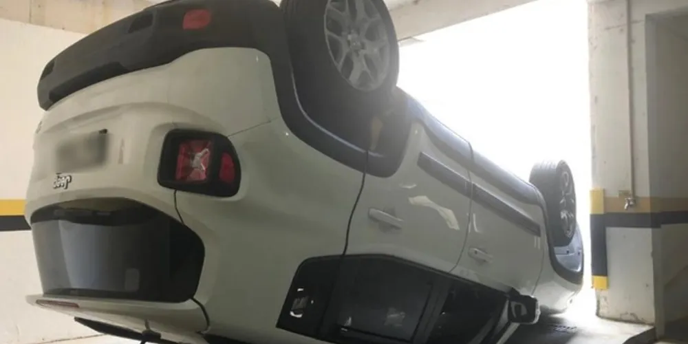 Motorista teria confundido o câmbio da primeira marcha da aceleração com o da ré do Jeep Renegade, que seria automático, o que teria causado o capotamento.