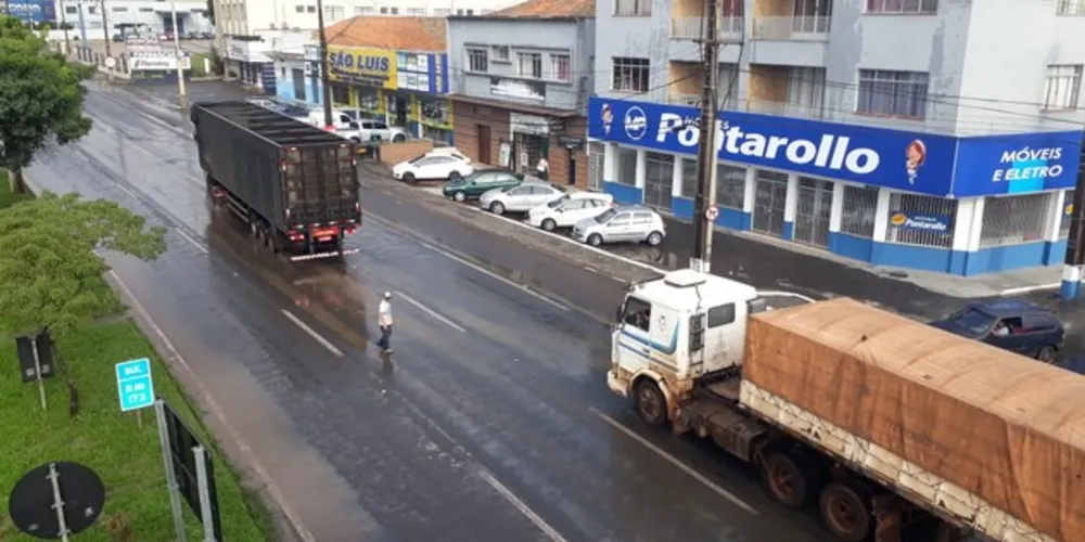 Imagem ilustrativa da imagem Pedestres são flagrados cruzando rodovia fora de passarela