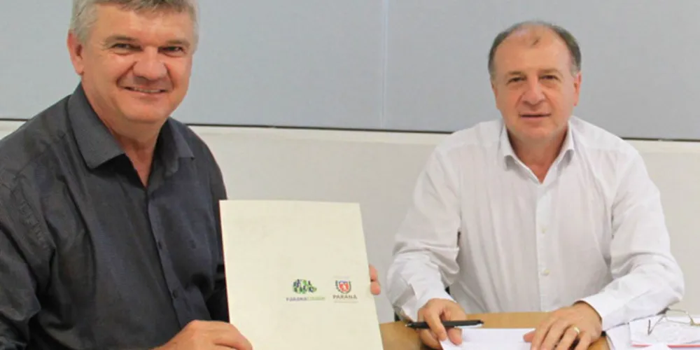 O documento foi entregue ao prefeito de Jaguariaíva, José Sloboda, pelo secretário estadual do Desenvolvimento Urbano, João Carlos Ortega
