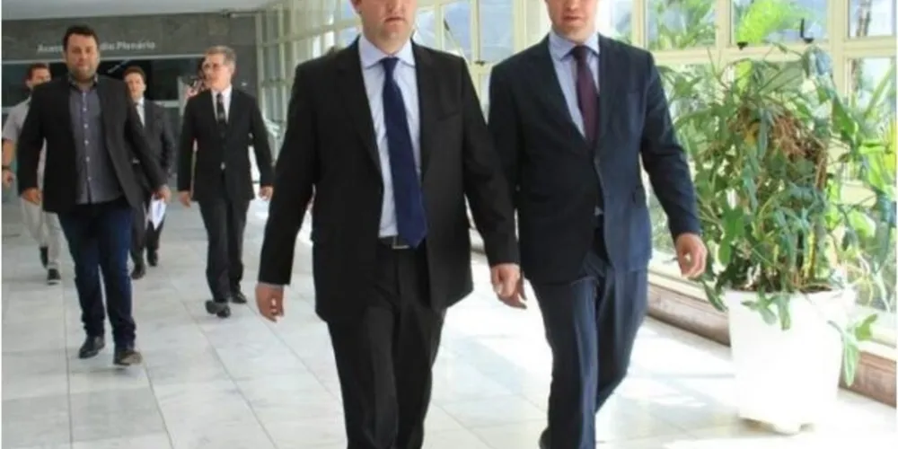 O governador Ratinho Junior o chefe da Casa Civil, Guto Silva