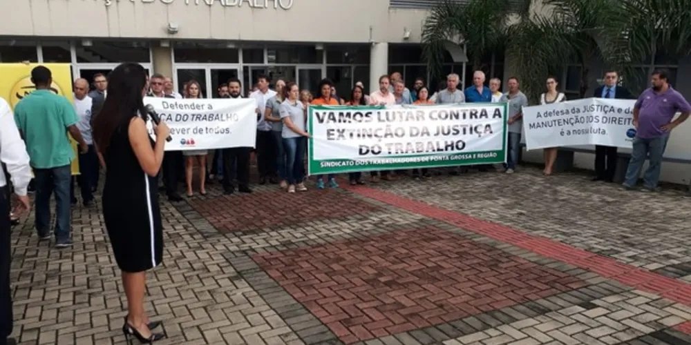 Imagem ilustrativa da imagem OAB realiza protesto contra fim da Justiça do Trabalho