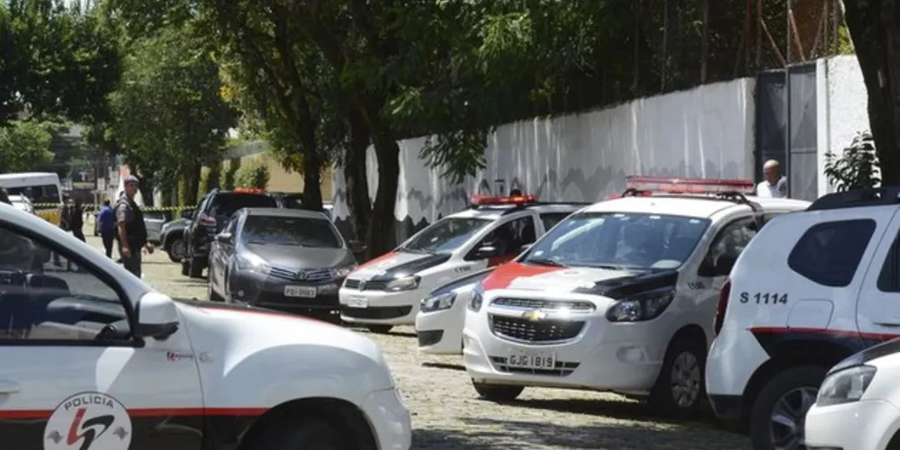 Dois jovens armados e encapuzados invadiram o colégio e disparam contra os alunos