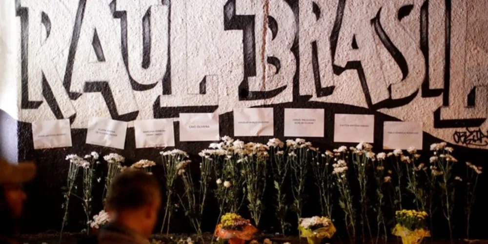 Cidade mudou a rotina para apoiar famílias e amigos das vítimas massacre na Escola Estadual Professor Raul Brasil