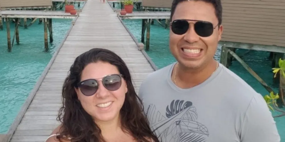 TRIP - O casal Bruno e Danielle Rabelo curte temporada de lazer e descanso, no roteiro o Triângulo Dourado, que interliga três das mais importantes cidades da Índia, Agra, Jaipur e Nova Delhi, a capital do país, além de conhecerem as belezas e encanto das Ilhas Maldivas e fechando esse tour, a maior cidade dos Emirados Árabes, Dubai. No registro, Bruno e Danielle nas Ilhas Maldivas.