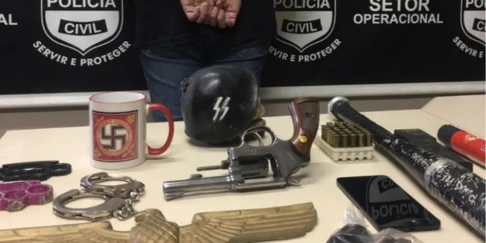 Homem de 23 anos estava de posse de uma arma de fogo, calibre .38, além de diversos objetos com a cruz suástica