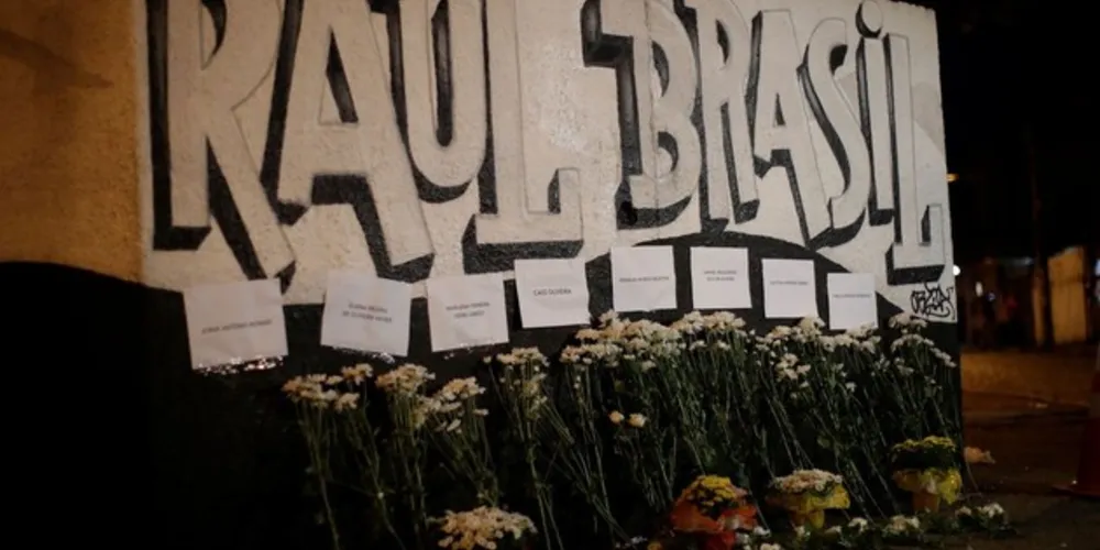 O ataque deixou dez mortos, dos quais duas funcionárias da escola, seis alunos e os criminosos, que se mataram depois do ataque