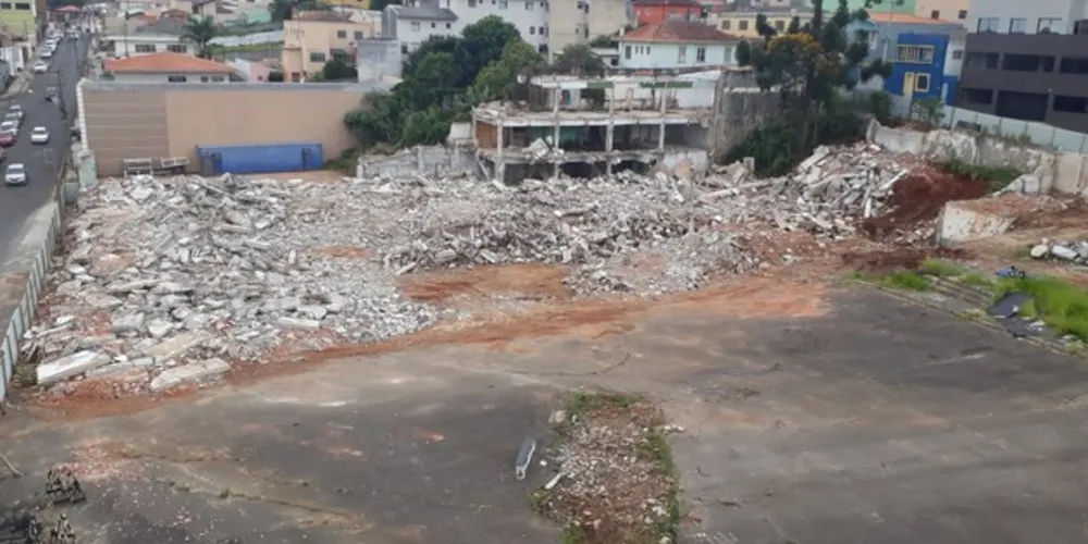 Prédio já está quase totalmente no chão e restam poucas paredes em pé