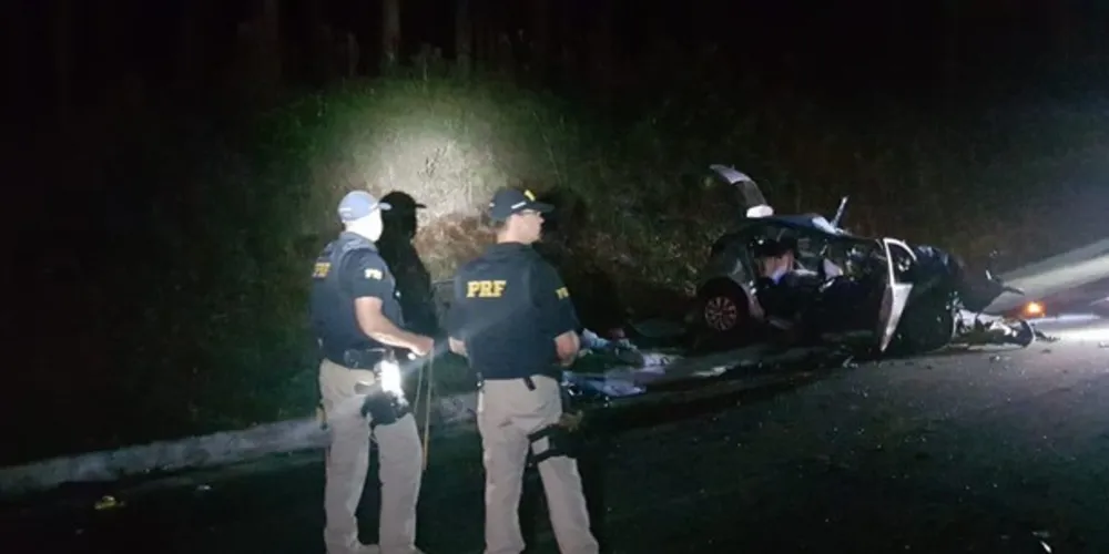 O veículo Fox seguia sentido Tibagi pela BR-153, quando na altura do Km 240 invadiu a pista contrária e colidiu frontalmente com o caminhão que vinha sentido Ponta Grossa