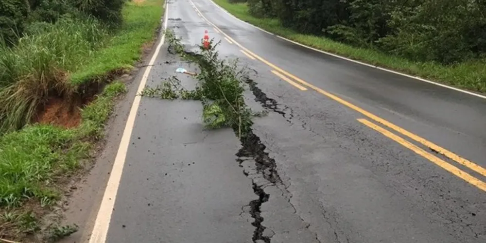 Deslizamento fez com que uma das faixas da rodovia cedesse