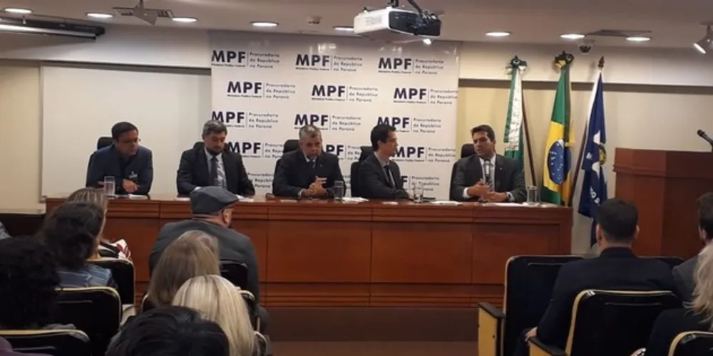 Coletiva aconteceu neste sábado (16), em Curitiba