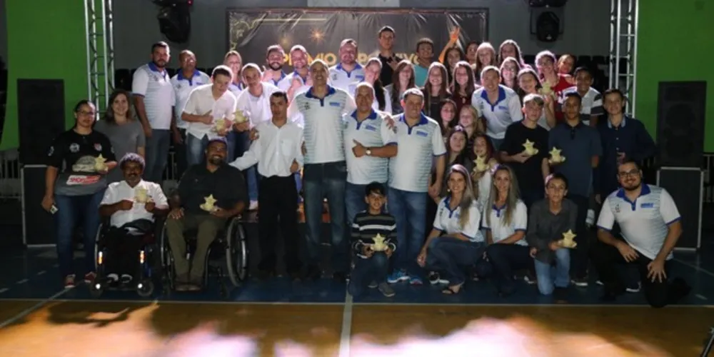 Evento reuniu cerca de 500 pessoas no Ginásio de Esportes Douglas Pereira na noite de quinta-feira (14)