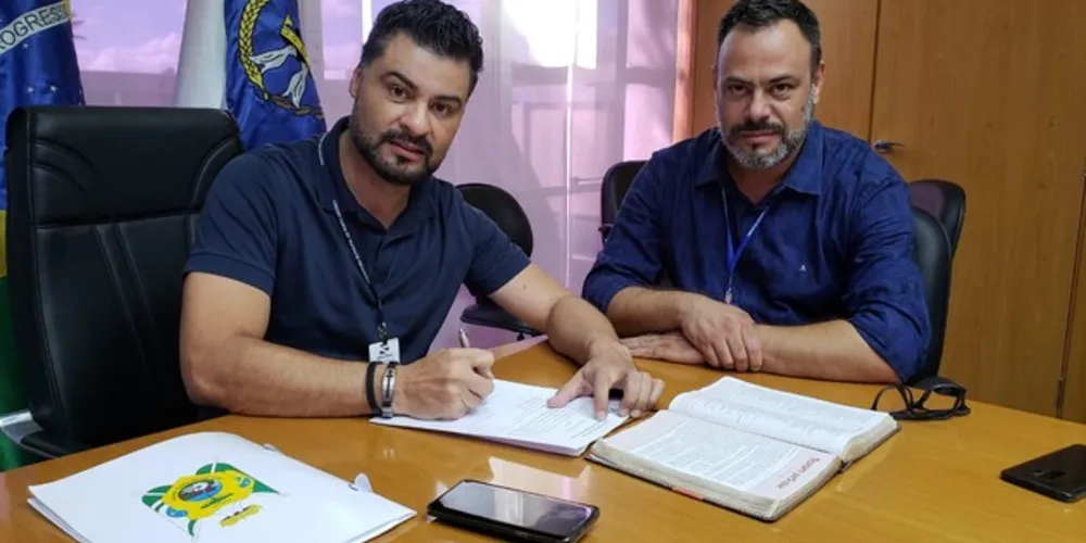 Assinatura que autoriza obra foi feita durante a terça-feira (19)