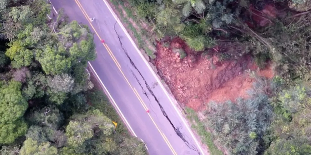 As fortes chuvas causaram um deslizamento de terra no km 291, na tarde de sábado, e parte da pista cedeu 