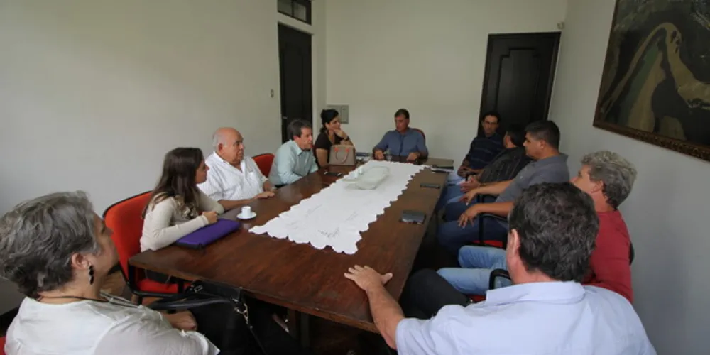Moradores entregaram abaixo-assinado e reivindicaram apoio da Prefeitura