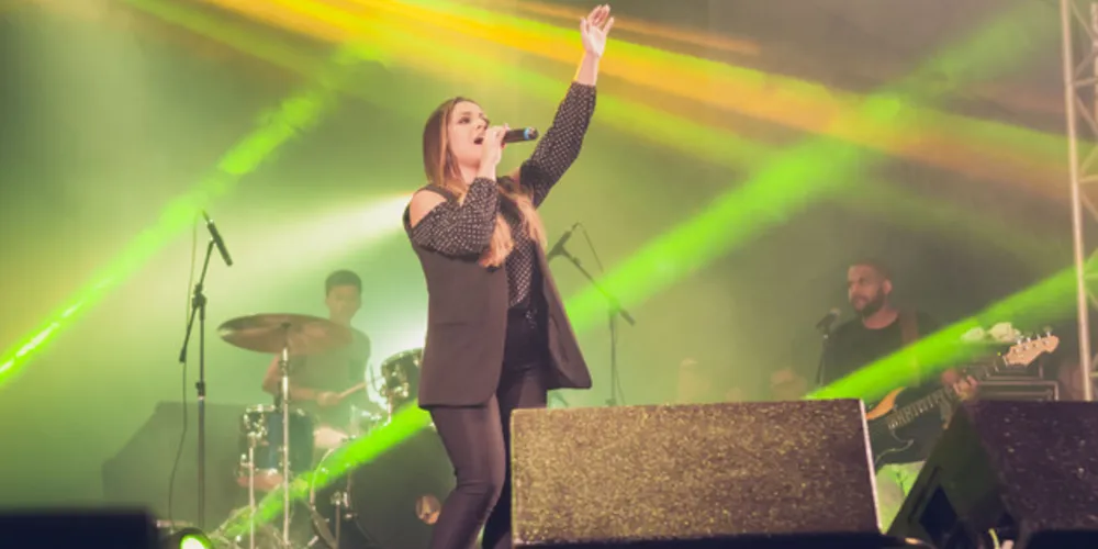 Gabriela Rocha proporcionou momentos de muita oração ao público da festa 