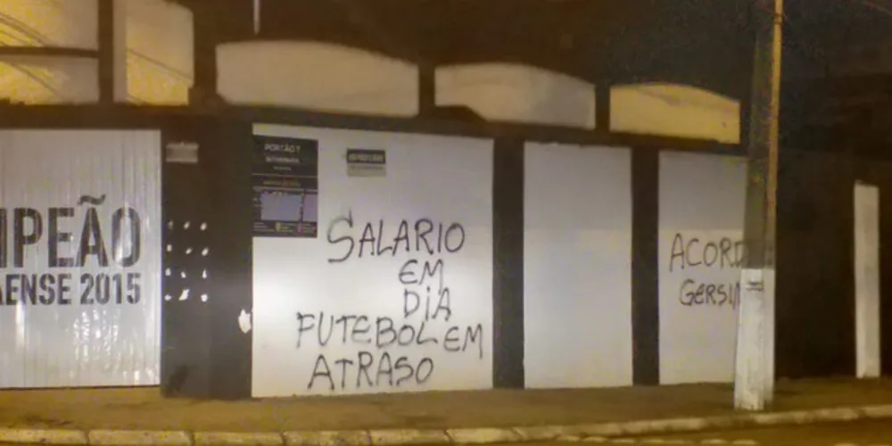 Partida contra o Athletico gerou descontentamento e vândalos agiram na madrugada