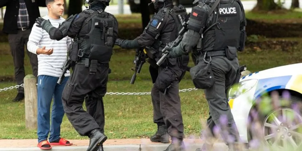 Atentados contra mesquitas levaram polícia a reforçar segurança na Nova Zelândia     