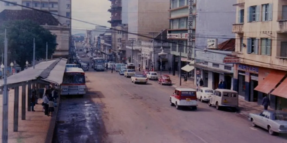 fotos mostra a imponente Vicente Machado, na década de 70, fazendo um recorte da história