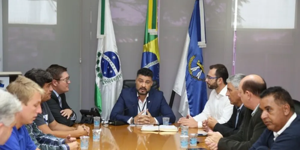 Assinatura foi realizada em reunião no gabinete junto a vereadores e à Secretaria Municipal de Serviço Públicos