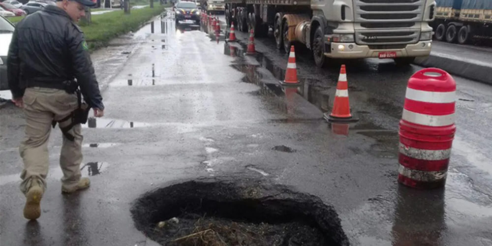 Imagem ilustrativa da imagem Buraco se abre no meio da BR-277 e faixa é interditada