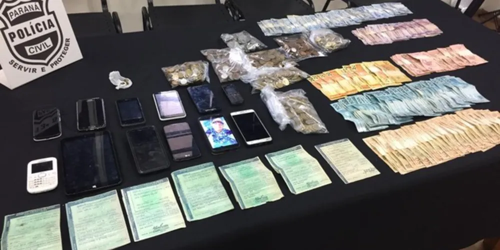 Além dos R$ 6,5 mil em dinheiro, polícia também encontrou celulares e documentos de carros
