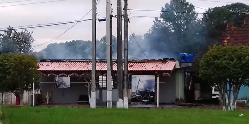 A equipe do Corpo de Bombeiros de Palmeira foi acionada por volta das 2h50 e compareceu até o local situado na Rua Conrado Buhrer