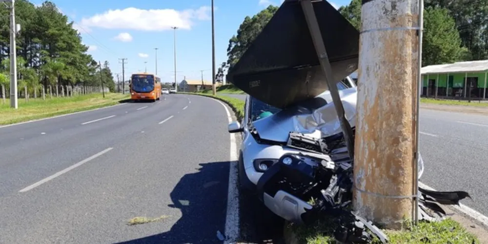 Carro trafegava de Prudentópolis para Sorocaba quando o motorista perdeu o controle do veículo