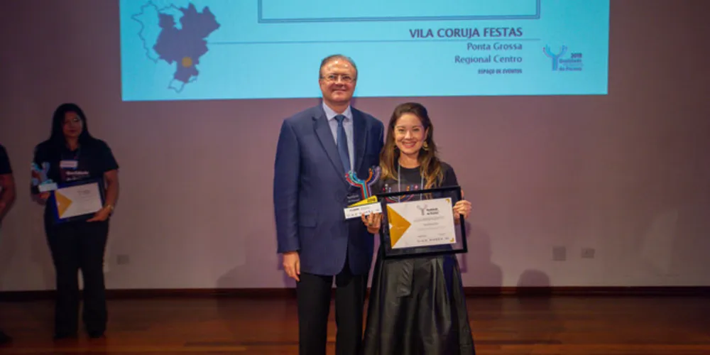 Empresária Karol de Saldanha, da Vila Coruja Eventos, de Ponta Grossa, recebeu o certificado do diretor de Operações do Sebrae/PR, Júlio César Agostini.