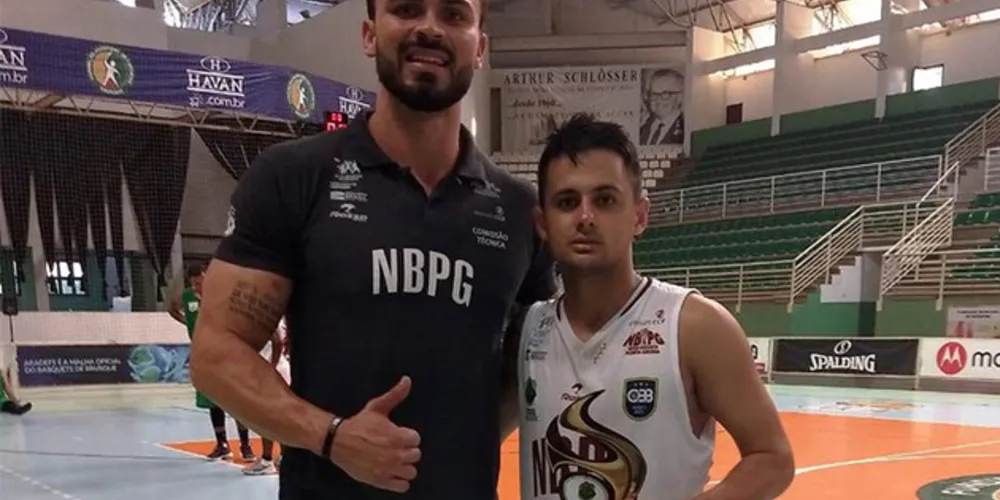 O armador Wilson Júnior, ao lado do técnico Milos Alexander, foi eleito o melhor jogador da partida e recebeu o Troféu Oscar Archer
