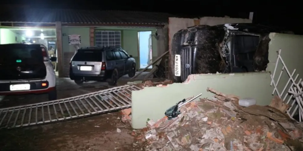 Apesar do estrago, motorista do carro sofreu apenas lesões leves