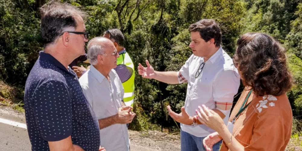 Sandro esteve com funcionários do DER no local durante o final de semana