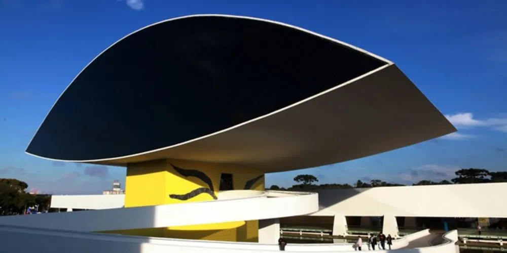 Museu Oscar Niemeyer é um dos maiores museus da América Latina e seu acervo abriga mais de 2.200 obras de artistas reconhecidos nacional e internacionalmente
