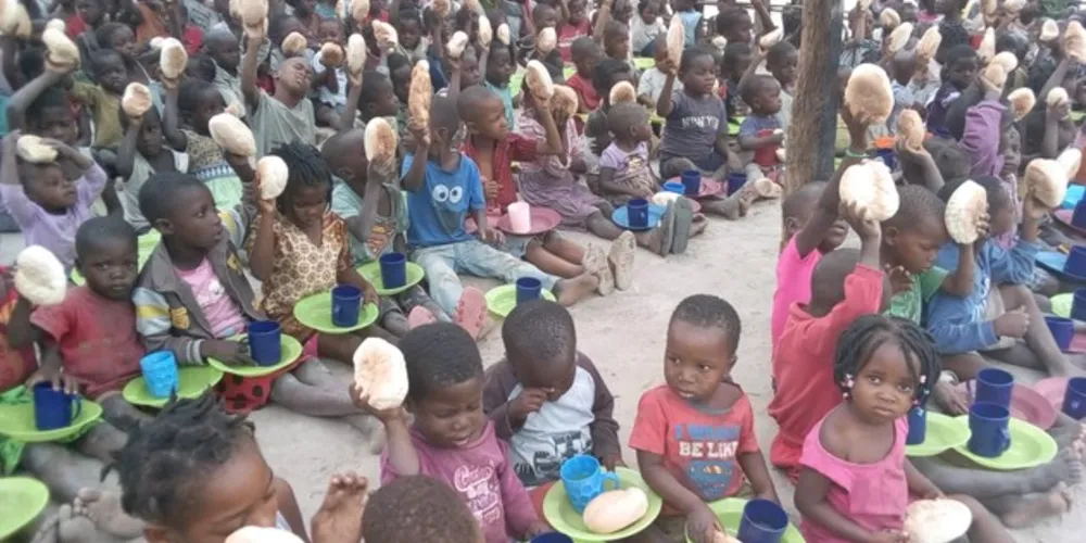 Crianças africanas vítimas do ciclone em Moçambique, do dia 14 de março