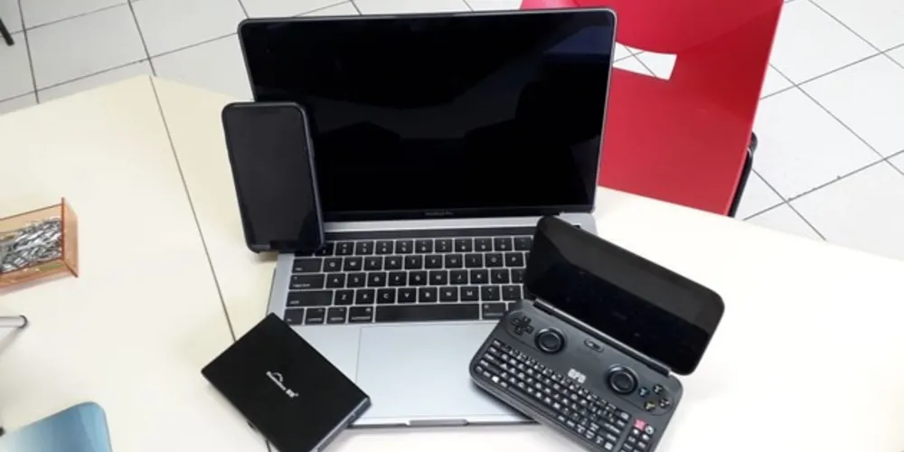 Ele estaria pedindo valor  para não expor dados particulares e financeiros de funcionários e alunos que ele teria tido acesso