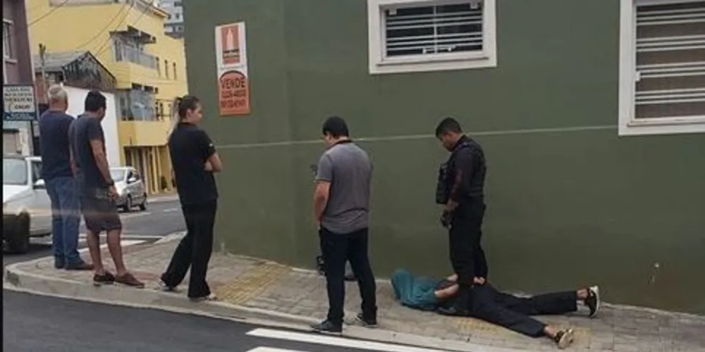 Suspeito foi dominado por populares, levado ao chão, imobilizado e entregue às autoridades de segurança pública da cidade