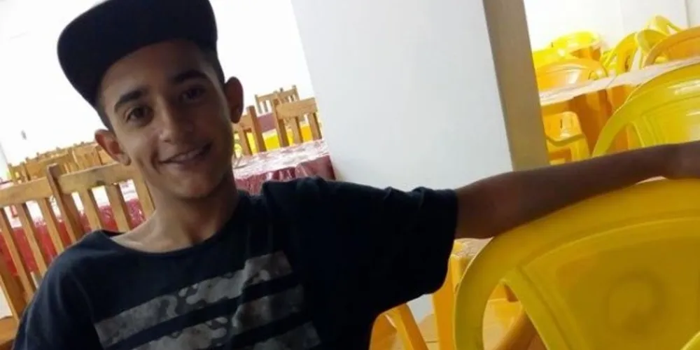 Adolescente se pendurou na trave do campo, que virou e atingiu a cabeça dele