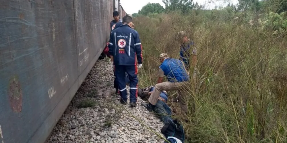 Moto teria ficado presa em uma passagem de nível e homem estaria tentando removê-la quando foi atropelado