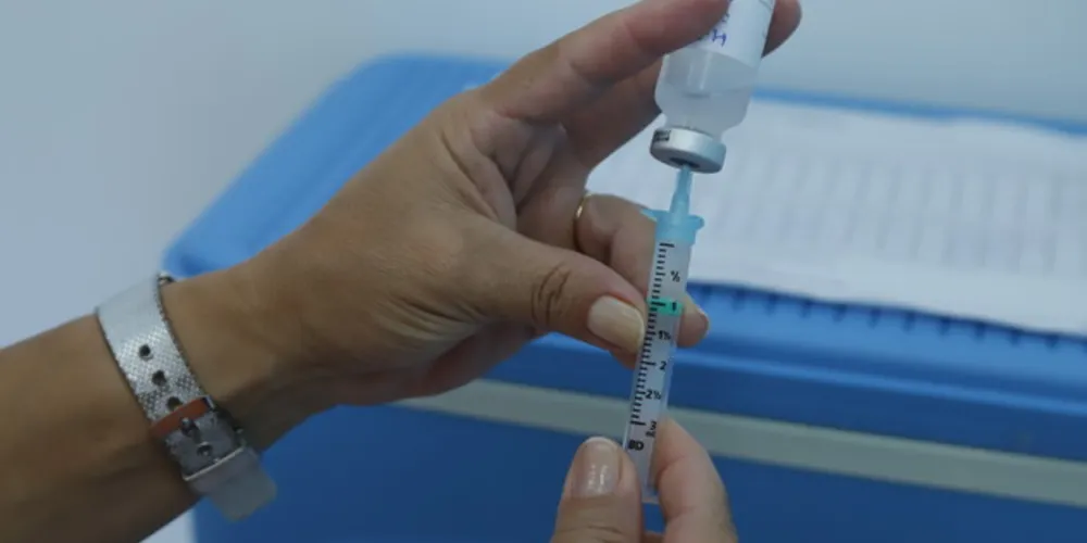 Podem receber dose da vacina pessoas de até 60 anos incompletos