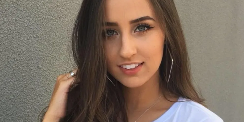 BDAY – A acadêmica de Engenharia Civil Luana Camlofski, uma das belas de sua geração, comemora hoje (29) a passagem de seu aniversário. Jovem delicada e de beleza estonteante Luana é só orgulho para a mãe coruja Isabela Farhat. Da coluna RC os desejos de infinitas alegrias.