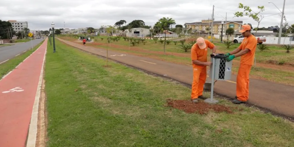 Prefeitura inicia instalação de lixeiras na pista de caminhada do Parque Linear 