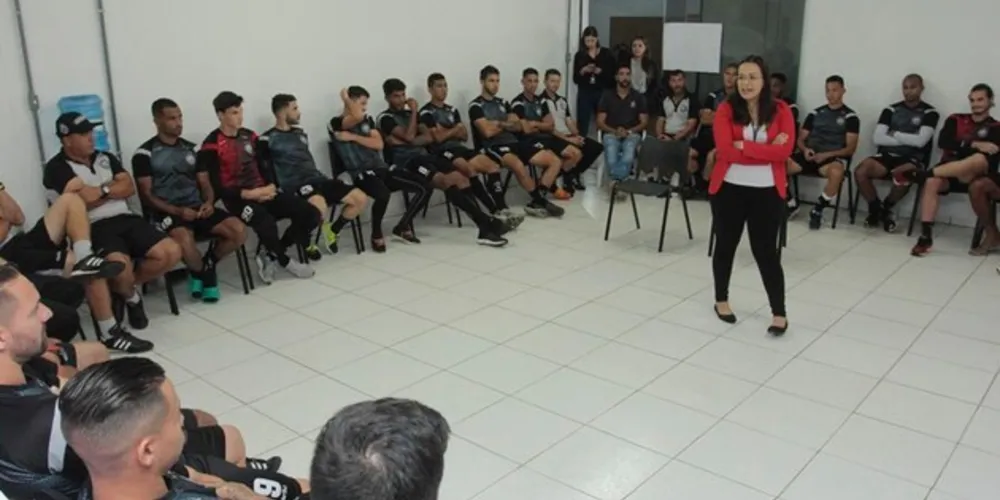 Atividade reuni jogadores, comissão técnica e demais funcionários